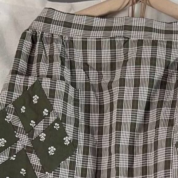 Green Midi Skirt With Floral Patch Details - Picture 2 of 3